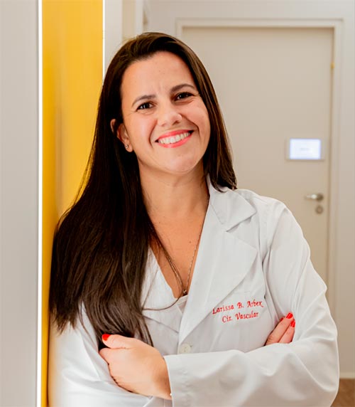 Dra. Larissa Arbex - Especialista em escleroterapia líquida, escleroterapia com espuma, flebectomia, ecografia vascular e cirurgia endovascular.