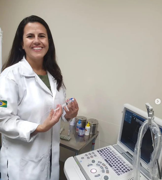 Dra Larissa Arbex é cirurgiã vascular especializada no tratamento de varizes.